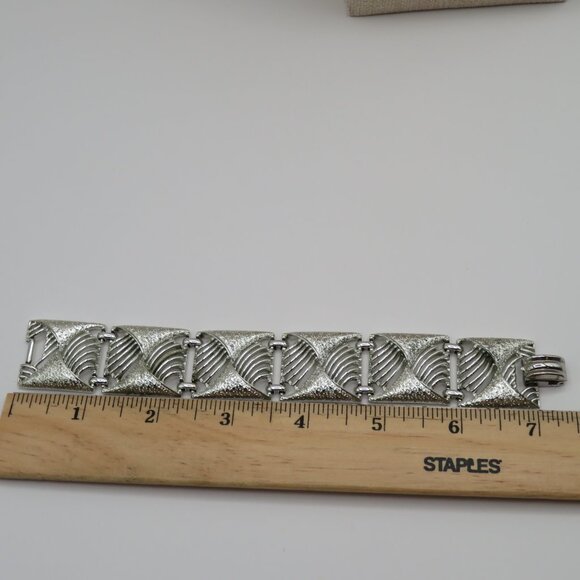 Coro Pegasus Vintage Open Work Textured Silver Tone Bracelet - Picture 9 of 10